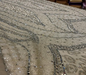 Tissu de broderie à la main avec des perles et des paillettes, dentelle en maille de haute qualité pour un tissu de robe élégant - Product Image 1