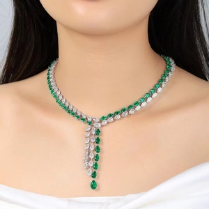 สร้อยคอทองคำ 18k ประดับพลอยแซฟไฟร์สีเขียวทรงลูกแพร์ ผลิตในห้องปฏิบัติการ ได้รับการรับรองจาก IGI เครื่องประดับแฟชั่นสำหรับผู้หญิง - Product Image 1