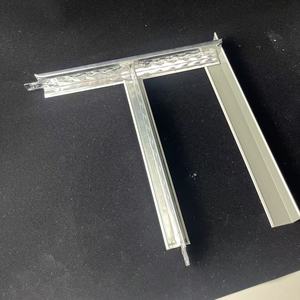 Système de grille de <span class=keywords><strong>plafond</strong></span> en acier galvanisé prépeint moderne en forme de T, antirouille, ignifuge, haute résistance, facile à installer pour les bureaux - Product Image 2