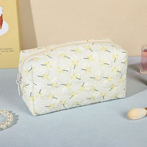 Pochette de maquillage florale mignonne et tendance pour filles, sac de rangement pour articles de toilette en seersucker magnifique pour femmes, petite trousse à cosmétiques adorable - Product Image 6