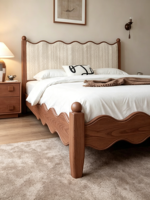 Lit de style mid-century moderne luxueux, taille Queen, avec cadre de lit réglable et rangement, tête de lit rembourrée en chêne et cuir (éco-responsable)