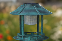 Bain d'oiseaux en résine sur piédestal avec lumière solaire de jardin, design antique, résistant à la rouille, bassin festonné en forme de feuille de lys, base remplissable robuste