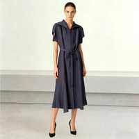 Robe plissée mi-longue noire de haute qualité pour femme, élégante avec ceinture, manches courtes, style minimaliste, fournisseur en gros OEM ODM