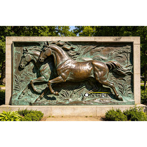 Scultura in bronzo con patina a rilievo, con due cavalli in corsa, incorniciata in pietra, arte murale con animali, personalizzabile per esterni e parchi - Product Image 1