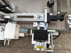 Machine d'étiquetage automatique pour surfaces planes, pour bouteilles, boîtes et sacs, pour l'emballage alimentaire, des boissons et des cosmétiques - Product Image 3