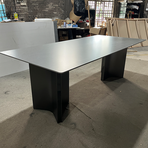 طاولة طعام فاخرة حديثة بتصميم نورديك فرنسي تتسع لـ 4-6 أشخاص، للاستخدام الداخلي، بقاعدة معدنية وسطح من الحجر الصناعي - Product Image 5