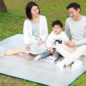 Tapis de pique-nique rectangulaire double face en film d'aluminium Explorer, résistant à l'humidité, pour camping en extérieur toutes saisons TXZ-2003 - Product Image 1
