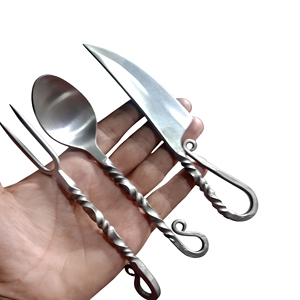 Ensemble de couverts vikings professionnels en acier à haute teneur en carbone forgé à la main, ustensiles de cuisine médiévaux - Product Image 1