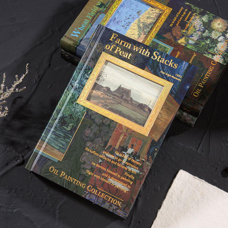 Ferme avec des piles de tourbe