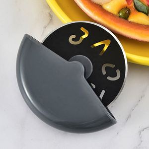 Cortador de Pizza Metálico Plegable Antiadherente y Duradero para Cortar Masa Fina sin Esfuerzo, de Primera Calidad, Elegante y Afilado - Product Image 3