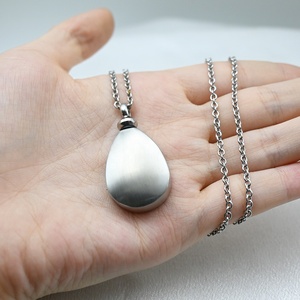 Collier de portrait d'animal de compagnie personnalisé avec urne en chaîne avec empreinte de patte pour les amoureux des chiens et des chats Bijoux de crémation Cadeaux pour les amoureux des animaux de compagnie - Product Image 4