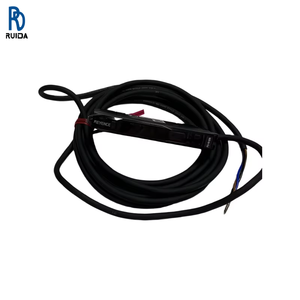 Amplificateur de capteur à fibre optique numérique KEYENCE FS-N18N FS-N43N FS-N11P FS-N43P avec câble, utilisé pour la confirmation sur site, en stock - Product Image 1