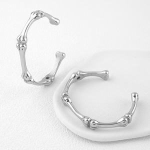 Venta al por mayor de brazaletes de bambú de lujo ligero de acero inoxidable para mujer, diseño de calavera, de fabricante. - Product Image 3