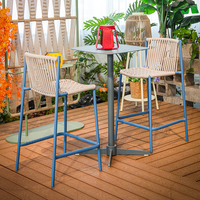 Ensemble table haute et chaises de bar en aluminium pour l'espace piscine