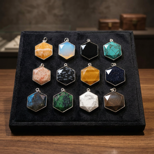 จี้คริสตัลหกเหลี่ยมและจี้พลอยจากแร่ธาตุหลากสีสัน - Product Image 2