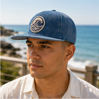 Casquette snapback vintage en denim délavé, imperméable, style sportif, petite série, avec patch tissé motif vague et étiquette personnalisée