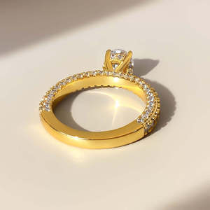 Bague de fiançailles élégante en argent avec diamant de laboratoire taille brillant et pierres latérales, bijoux fins pour femme - Product Image 2