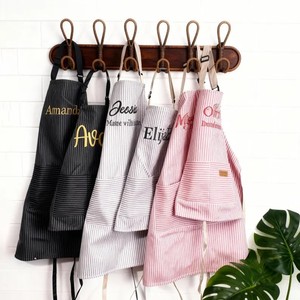 Delantal personalizado con nombre bordado, talla única, de poliéster, sin mangas, para hornear, restaurante, cafetería, jardinería, ropa de trabajo - Product Image 1