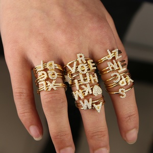 Anillo Minimalista con Inicial Personalizada en Oro, Joyería Delicada de Latón para Mujer con Nombre Personalizado y 26 Letras del Alfabeto - Product Image 4