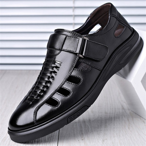 Sandales plates pour hommes en cuir véritable respirant à bout fermé avec sangle Velcro, chaussures décontractées d'été - Product Image 1