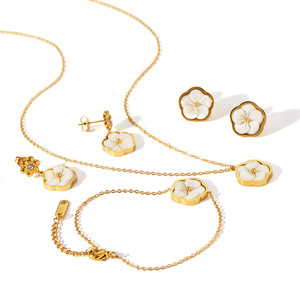 Juego de Joyería de Acero Inoxidable con Baño de Oro PVD y Flor de Madreperla para Mujer, Collar, <span class=keywords><strong>Pendientes</strong></span> y Pulsera para Uso Diario, Set de Regalo Opcional - Product Image 1