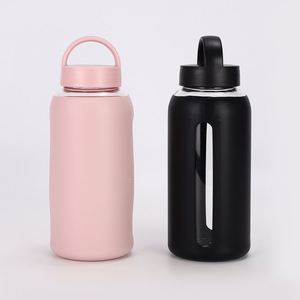Bouteille d'eau en verre borosilicate moderne et personnalisable avec manchon en silicone et couvercle à poignée 800 ml pour le bureau, l'école et les sports - Product Image 6