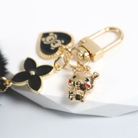 Nouveau porte-clés INS tendance en forme d'ours avec boule de fourrure, pendentif créatif pour étui d'écouteurs, fausse boule de fourrure moelleuse, porte-clés ours en forme de fleur et de cœur