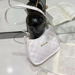 Bolso bandolera personalizado de nylon reciclado con forma de luna creciente estilo hobo con asa ajustable ideal para mujeres - Product Image 6