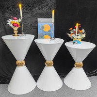 Ensemble de 3 supports à gâteau en métal blanc moderne de luxe, emballés dans un carton, centre de table haut pour mariage