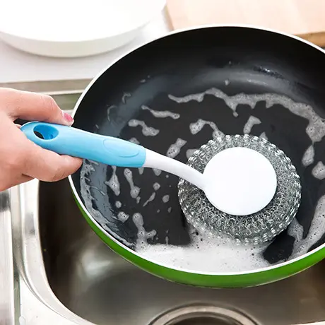 Spazzola per la pulizia della cucina all'ingrosso sfera in filo di acciaio inossidabile cucina appesa pulizia spazzola a sfera con manico lungo