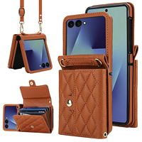 Étui de téléphone tendance en PU matelassé losanges avec cordon bandoulière, fentes pour cartes, rabat et protection antichoc avec fermeture à bouton