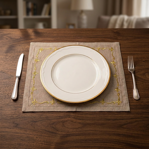 Set de table en lin de qualité supérieure avec bordure brodée en fleur-de-lis dorée |   Nappe de table élégante couleur taupe - Product Image 3