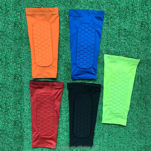 Équipement <span class=keywords><strong>de</strong></span> protection <span class=keywords><strong>de</strong></span> football pour jeunes Protecteurs <span class=keywords><strong>de</strong></span> jambes anti-collision Chaussettes Chaussettes <span class=keywords><strong>de</strong></span> mollet en EVA Caractéristiques du protège-<span class=keywords><strong>tibia</strong></span> en nylon élastique - Product Image 3