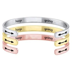 Produttore di gioielli Inciso Personalizzato Messaggio braccialetto femme D'argento del Metallo Dell'acciaio inossidabile Aperto Del Polsino Del Braccialetto
