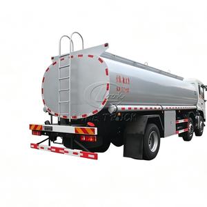 รถบรรทุกขนส่งสินค้าทุกสภาพพื้นผิว 18000L-28000L รถบรรทุกเคลื่อนที่เติมน้ำมัน ราคาสำหรับขนส่งดีเซล น้ำมันเบนซิน และน้ำมันก๊าด - Product Image 1