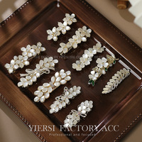 Barrettes romantiques en perles avec détails de pétales floraux blancs et strass, accessoires personnalisés en gros pour présentoirs de mariage
