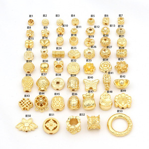 Cuentas de flores de seis pétalos de oro real de 18 quilates chapadas en color, Agujero Horizontal, accesorio de pulsera DIY que conserva el oro - Product Image 1