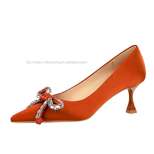 Chaussures de luxe en satin pour femmes, style européen et américain, talon moyen, talon coupe de vin, nœud en strass, bout pointu, talon fin pour l'automne - Product Image 5
