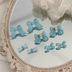 Boucles d'oreilles en alliage avec nœud bleu clair, nouvelle collection printemps, style japonais et coréen, doux et élégant, petits bijoux pour femme - Product Image 1