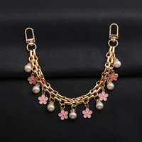 Breloque de sac en chaîne dorée avec pendentifs fleur rose et perles pour la décoration de sacs à main et l'extension de l'attache