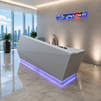 Bureau d'accueil durable et résistant aux rayures, en surface solide blanche, design diamant, 1 poste, avec logo rétroéclairé