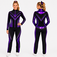 Ensemble d'uniforme de cheerleading personnalisé violet et noir avec strass métalliques, haut court à manches longues en maille à col montant et découpe en goutte d'eau, et jupe à volants étagés