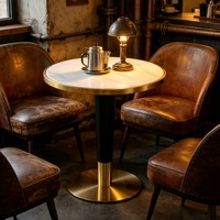 Table de café ronde moderne avec plateau en marbre, bordure dorée et base en métal noir pour café, bistrot, restaurant