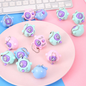 Venta al por mayor colores aleatorios plástico Fidget juguetes 3,8 cm Mini Lindo juego <span class=keywords><strong>piedra</strong></span> papel tijeras con llavero colgante juguetes para niños - Product Image 5