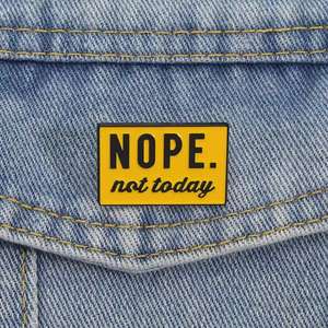 Individuelle Zinklegierung-Gussanstecknadel – 'Nope Not Today' Arbeitsplatz-Zitat, gelbes Schild, Brosche, Anstecknadel, schwarz vernickelt, Humor-Geschenk für - Product Image 2