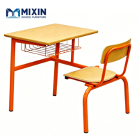 Bureau et chaise scolaires connectés avec cadre en acier thermolaqué vert pour mobilier de classe pour enfants, avec panier en fil métallique pour les jeunes.