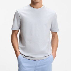เสื้อยืดผู้ชายสไตล์โมเดิร์นที่ออกแบบมาเพื่อความสบายเป็นธรรมชาติ พร้อมรูปทรงที่สมดุลและลุคสบายๆ ทันสมัย - Product Image 1
