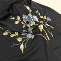 Tissu pour vêtements 100% polyester jacquard, tissage uni, satin imprimé, résistant aux plis, respirant, poids moyen, noir floral pour femmes