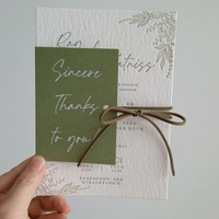 Invitation de mariage personnalisée en papier fait main à bords festonnés, avec ruban blanc et sceau de cire doré, imprimée en typographie