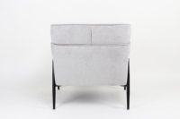 Fauteuil d'appoint en velours gris clair tissé avec dossier incurvé asymétrique, accoudoirs intégrés, finition noire mate, idéal pour chambre et hôtel